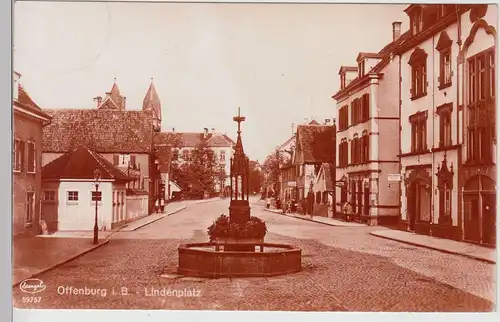 (113326) Foto AK Offenburg, Lindenplatz, Brunnen, Friseur 1940