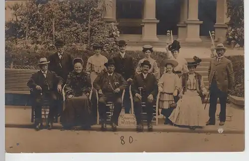(107445) Foto AK Wildbad, Personen in feiner Kleidung vor dem Kurhaus, 1906