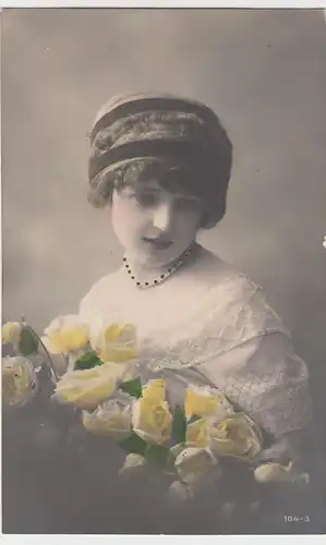 (98411) AK Porträt junge Frau o. Mädchen m. Blumen, coloriert 1915