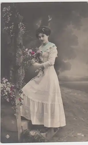 (98404) AK junge Frau mit Blumen, 1911