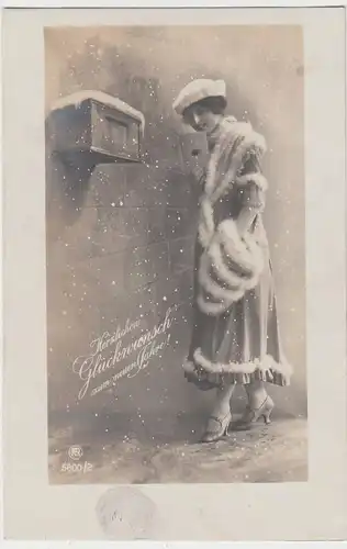 (98331) AK Glückwunsch Neujahr, Frau mit Brief am Briefkasten, um 1920