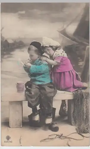 (94541) AK Kinder-Pärchen auf Bank m. Pfeife u. Holzschuhen, coloriert 1906