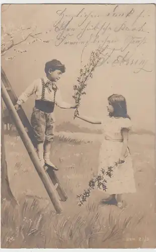 (94535) AK Kinder-Pärchen, Junge holt Zweige vom Baum für Mädchen, 1905