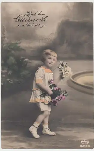 (94185) AK Glückwunsch Geburtstag, Mädchen mit Blumen, 1920er