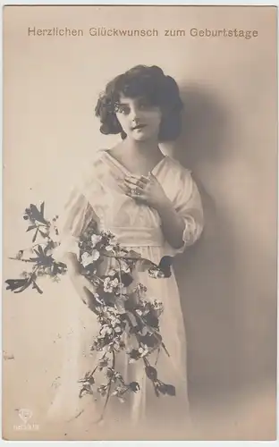 (94173) AK Glückwunsch Geburtstag, Frau mit Blumen 1915