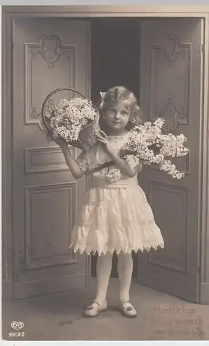 (94170) AK Glückwunsch Geburtstag, Mädchen mit Blumen, 1915