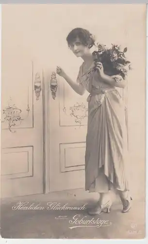 (94166) AK Glückwunsch Geburtstag, Frau klopft an Tür, 1920er
