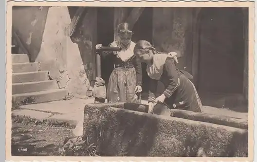 (93403) AK Zwei Mädchen in Tracht am Wassertrog, vor 1945
