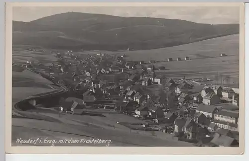 (88303) AK Neudorf im Erzgeb., Gesamtansicht mit Fichtelberg, 1941