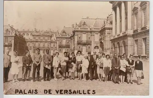 (88196) AK Versailles, Gruppenfoto am Palais, nach 1945