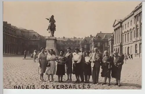 (88195) AK Versailles, Gruppenfoto am Palais, nach 1945