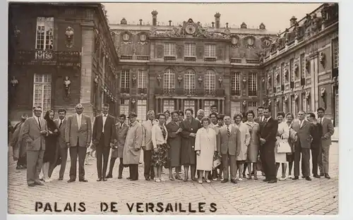 (88194) AK Versailles, Gruppenfoto am Palais, nach 1945
