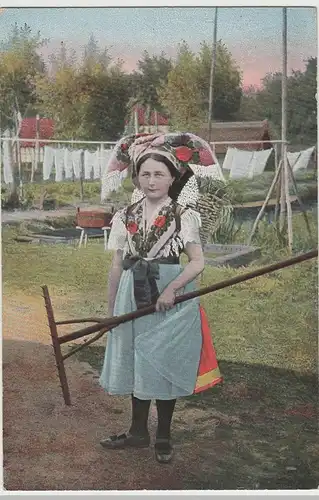 (83858) AK Spreewald, Frau in Tracht mit Holzrechen 1920