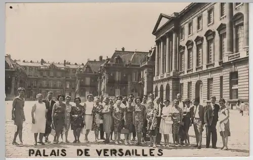 (83097) AK Palais de Versailles, Gruppenbild, nach 1945