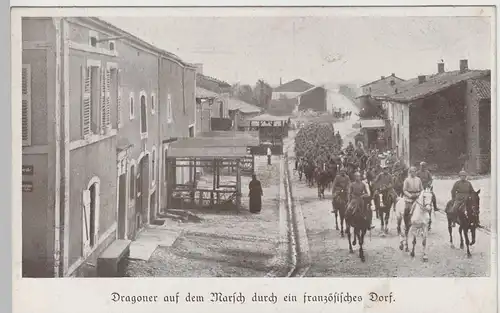 (83026) AK 1.WK Dragoner a.d. Marsch d.e. franz. Dorf, Feldpostkarte