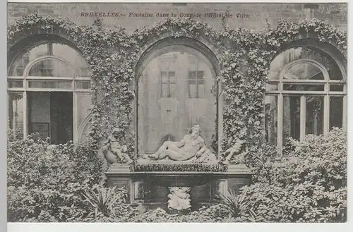 (82666) AK Brüssel, Bruxelles, Brunnen im Rathaushof, Feldpost 1914