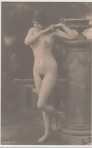 (81204) AK Nackte junge Frau vor Stele, bis um 1905