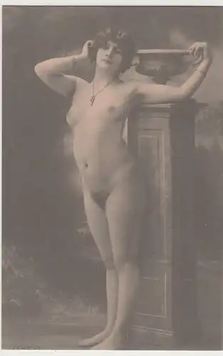 (81203) AK Nackte junge Frau an Stele, bis um 1905