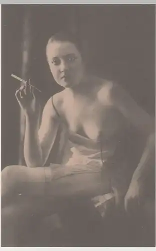 (81197) AK Junge Frau in Unterwäsche mit Zigarette, bis um 1905