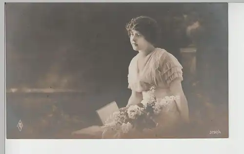 (80668) AK junge Frau mit Blumen, 1920er