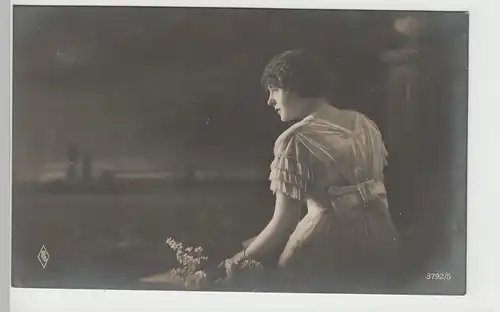 (80667) AK junge Frau mit Blumen, 1920er