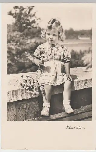 (80504) AK Kleines Mädchen auf Mauer, Blondköpfchen, vor 1945