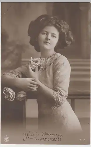(80149) AK Glückwunsch zum Namenstage, junge Dame mit Rosen, 1913