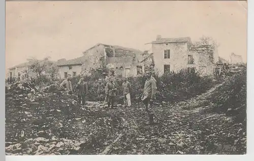 (77786) AK 1. WK, Soldaten in zerstörtem Ort, Feldpost 1918