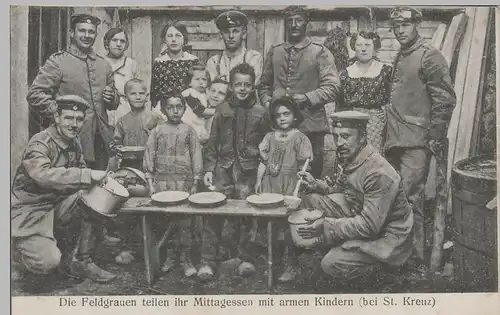 (73959) AK 1. WK, d. Feldgrauen teilen ihr Essen mit Kindern bei St. Kreuz