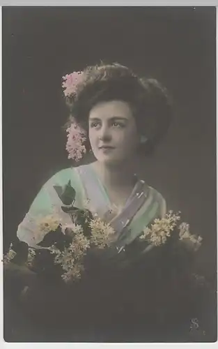 (73152) Foto AK Porträt junge Frau mit Blumen, coloriert 1920er