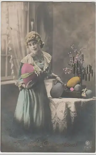 (73127) Foto AK Herzliche Ostergrüße, junge Frau mit Eier, 1921