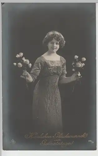 (69594) Foto AK Geburtstag, Junge Frau mit Rosensträußchen 1914
