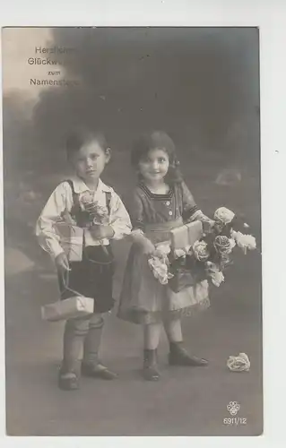 (69592) Foto AK Namenstag, Kinder mit Geschenken und Rosen 1919