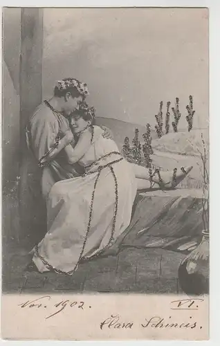 (69204) AK Paar mit Blütenkränzen in Umarmung, Glitzerkarte 1902
