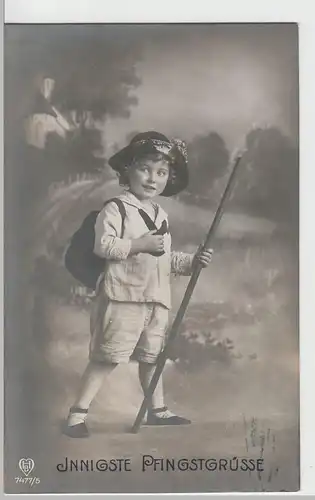 (69064) Foto AK Pfingsten, kleiner Junge mit Wanderstab, vor 1945