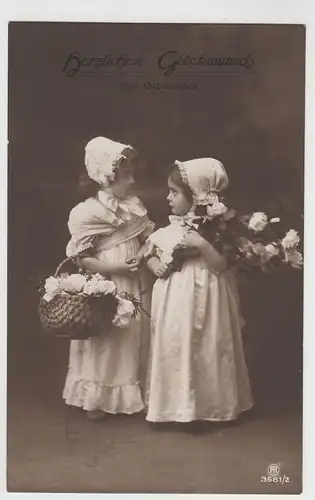 (69057) Foto AK Geburtstag, zwei Mädchen mit Häubchen u. Rosen 1912