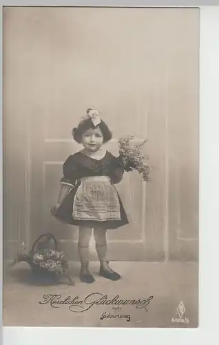 (69046) Foto AK Geburtstag, Mädchen mit Schürze und Blüten 1918