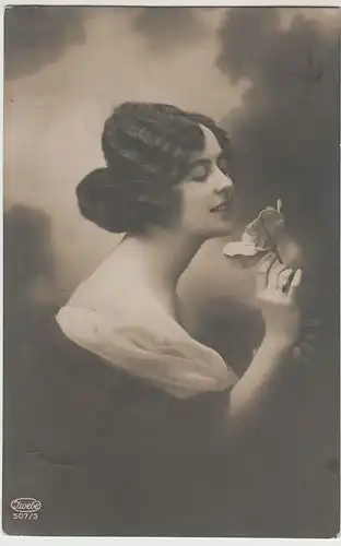 (68893) Foto AK Porträt junge Frau mit Blume, 1920er