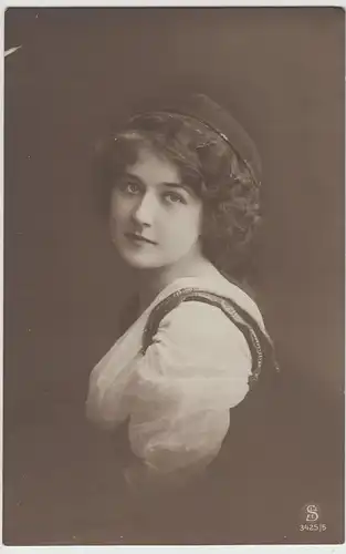 (68886) Foto AK Porträt junge Frau 1914
