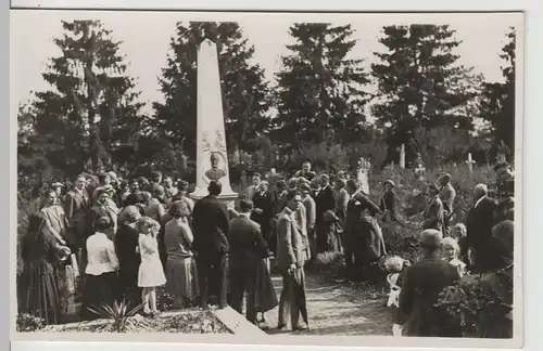 (67697) Foto AK Menschengruppe, Stele, Friedhof, Fotograf Belgrad, vor 1945