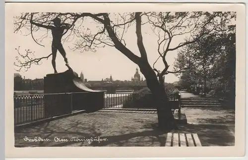 (64237) Foto AK Dresden, Am Königsufer 1943