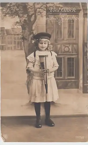 (62876) Foto AK Viel Glück z. ersten Schultage, Mädchen schaut i. Zuckertüte