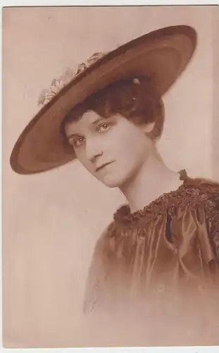 (62655) Foto AK Porträt junge Dame mit Hut, 1920er