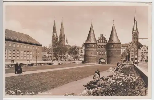 (61238) Foto AK Lübeck, Holstentor, Marienkirche, Petrikirche, vor 1942