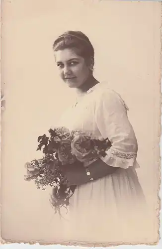 (60725) Foto AK Porträt Frau mit Blumen, Atelier Dortmund, vor 1945