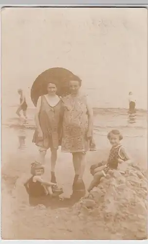 (60423) Foto AK Seebad Ahlbeck, Damen u. Kinder am Strand, Bademode 1927