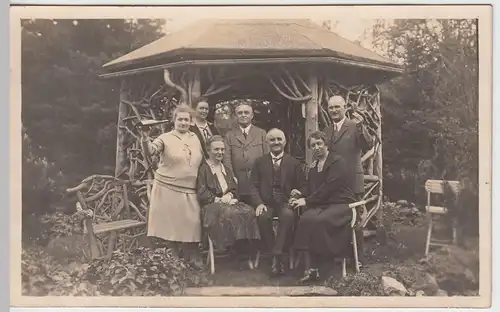 (60421) Foto AK Personen an einem Pavillon 1922
