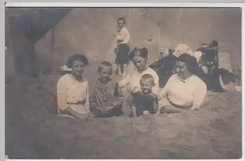 (60419) Foto AK Personen am Strand, Sandloch, Stempel Hamburg 1913