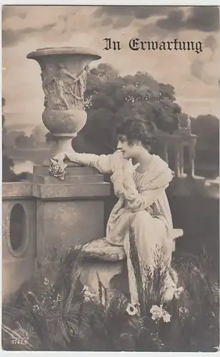 (59898) Foto AK Frau wartet auf Liebling "In Erwartung" 1919