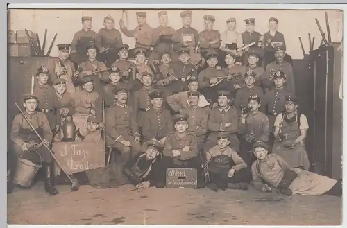 (58639) Foto AK Soldaten m. Pickelhaube, witzig gestelltes Foto 1914-18